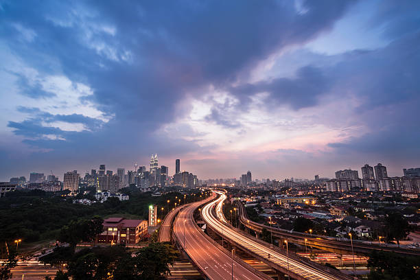 autoroute à kuala lumpur - kuala lumpur skyline traffic sunset photos et images de collection