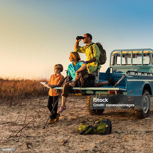 Wandern Familie Im Fahrzeug Bei Sonnenuntergang Stockfoto und mehr Bilder von Safari - Safari, Familie, Camping