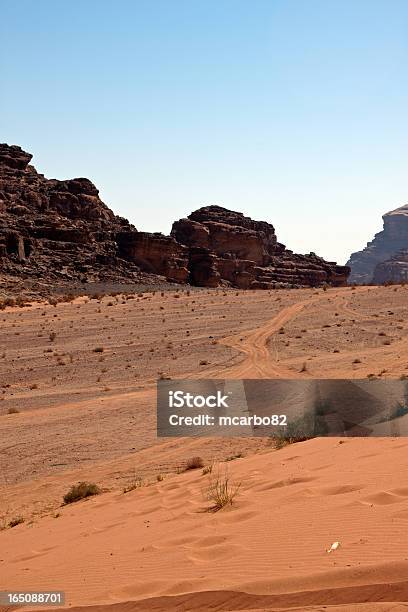 W Pustyni Wadi Rum - zdjęcia stockowe i więcej obrazów Fotografika - Fotografika, Gorąco, Góra