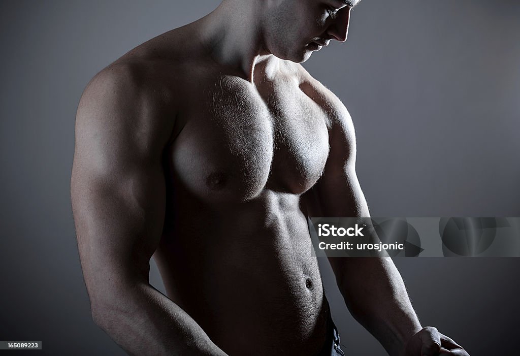 Muscoloso torso maschile - Foto stock royalty-free di A petto nudo