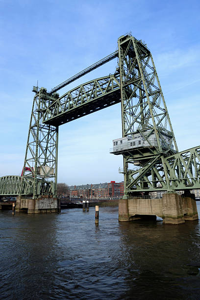 monumental koningshaven ponte ferroviária em roterdão - vertical lift bridge imagens e fotografias de stock