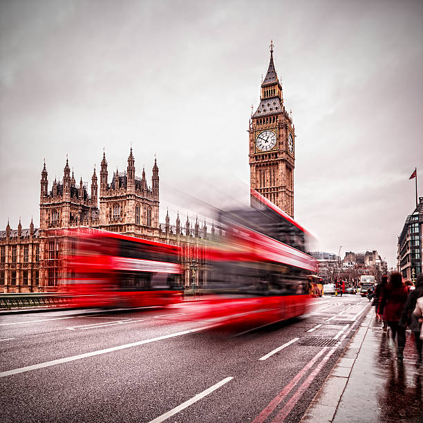 traffico di londra, il big ben e il ponte di westminster - westminster bridge foto e immagini stock