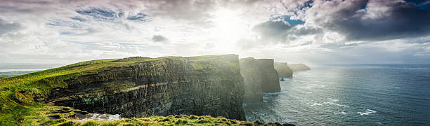 falaises de moher en irlande, xxxl panorama - republic of ireland cliffs of moher landscape cliff photos et images de collection