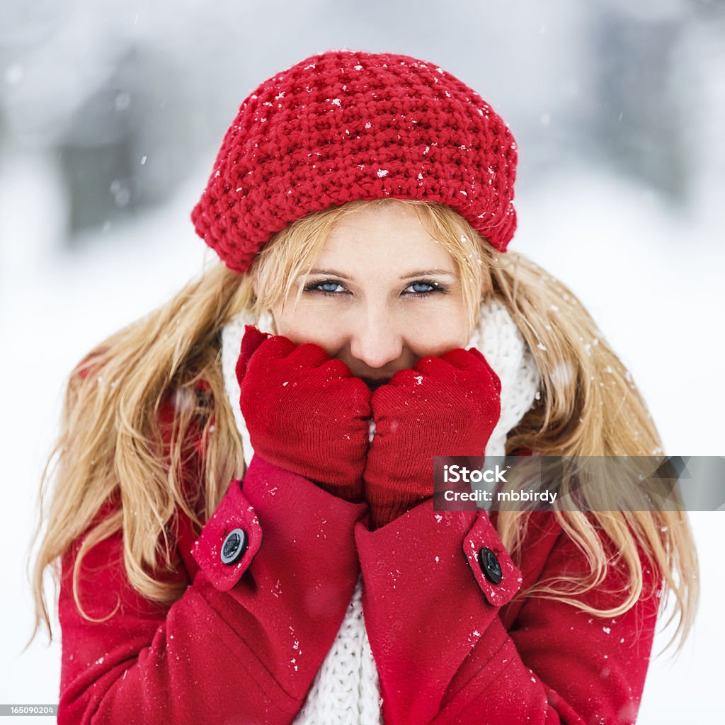 Glückliche Frau im winter in schneebedeckte park - Lizenzfrei 35-39 Jahre Stock-Foto