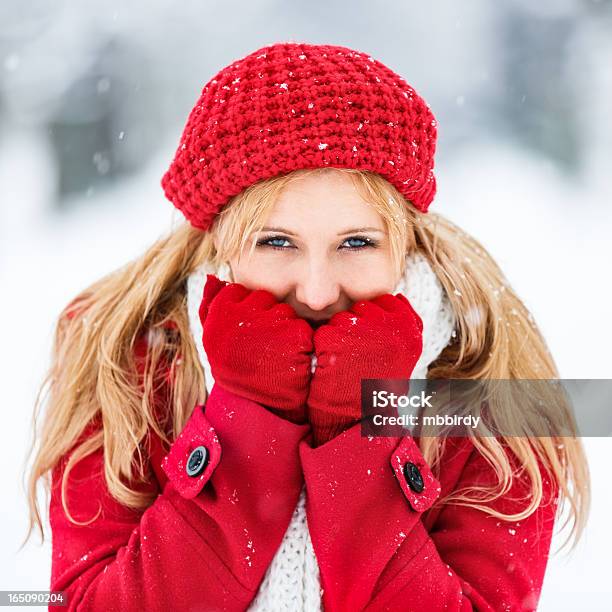 Glückliche Frau Im Winter In Schneebedeckte Park Stockfoto und mehr Bilder von 35-39 Jahre - 35-39 Jahre, Attraktive Frau, Eine Frau allein