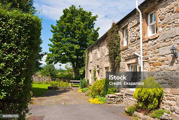 Foto de Chalés De Pedra No Parque Nacional Yorkshire Dales Aldeia De Kettlewell e mais fotos de stock de Cabana - Casa