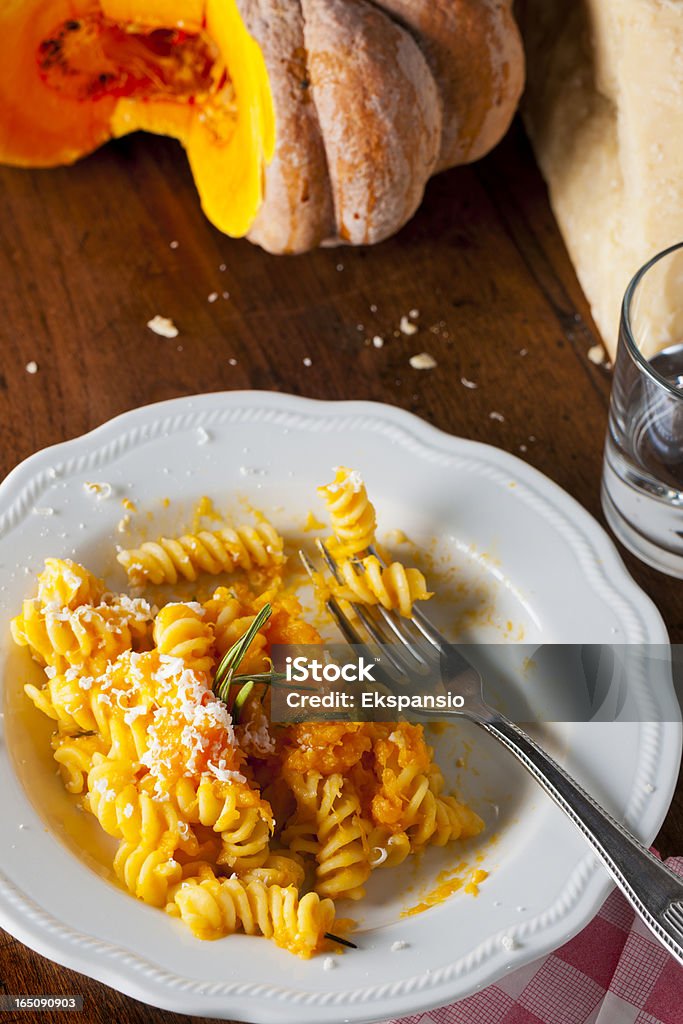 Fusilli Pasta con salsa di zucca arancia autunno e formaggio grattugiato - Foto stock royalty-free di Zucca