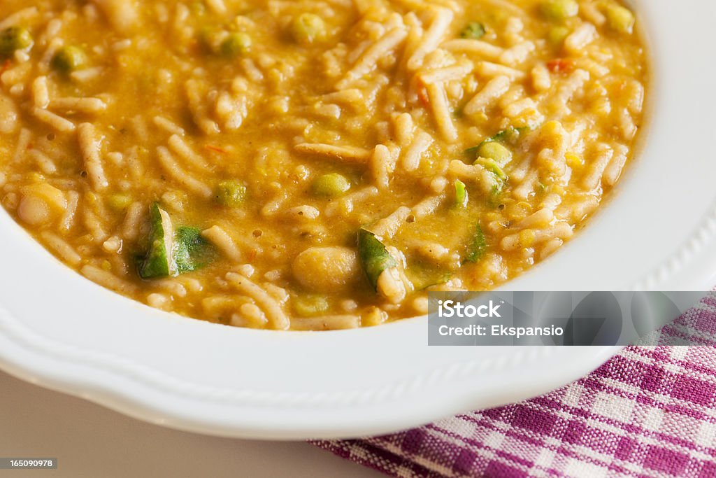 e Fagioli ou Farro pâtes Spaghetti et de haricots dans un plat - Photo de Pâtes alimentaires libre de droits