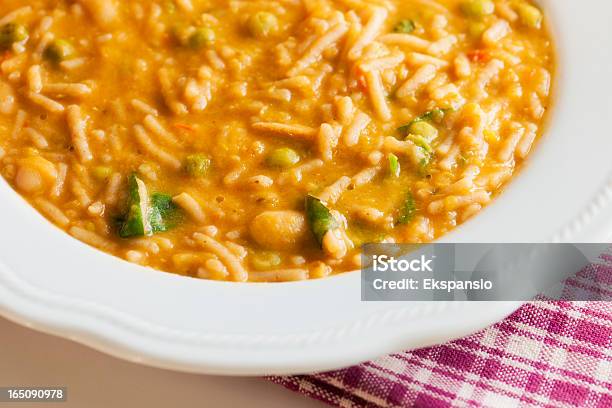 Photo libre de droit de E Fagioli Ou Farro Pâtes Spaghetti Et De Haricots Dans Un Plat banque d'images et plus d'images libres de droit de Pâtes alimentaires