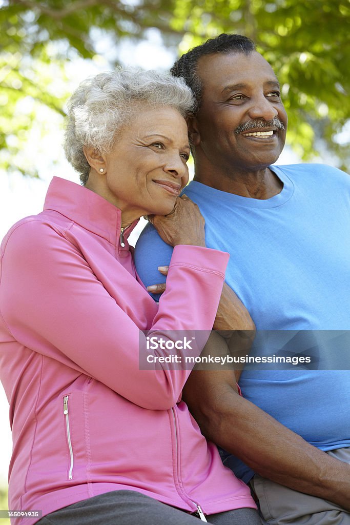 Retrato de pareja afroamericana Senior en el parque - Foto de stock de Parejas libre de derechos