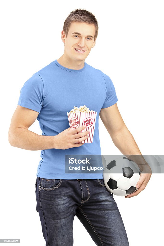 Fanáticos de los deportes hombre que agarra un fútbol y caja de palomitas de maíz - Foto de stock de Adulación libre de derechos