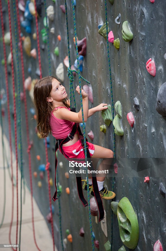 Jovem no ginásio de escalada em Indoor - Royalty-free Criança Foto de stock