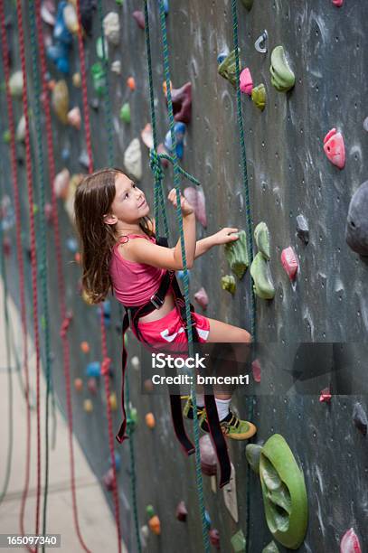 Jovem No Ginásio De Escalada Em Indoor - Fotografias de stock e mais imagens de Criança - Criança, Escalar, Trepar