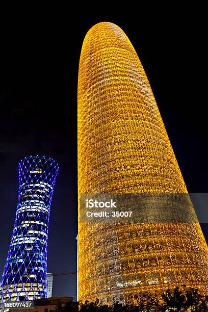 Rascacielos Iluminado Foto de stock y más banco de imágenes de Aire libre - Aire libre, Arabia, Arquitectura