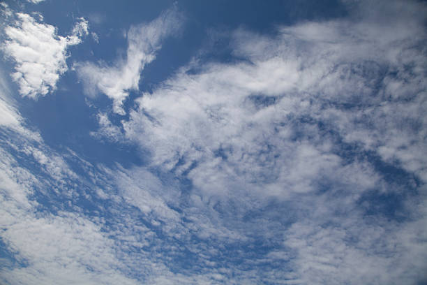 Malownicze niebieski niebo i chmury – zdjęcie