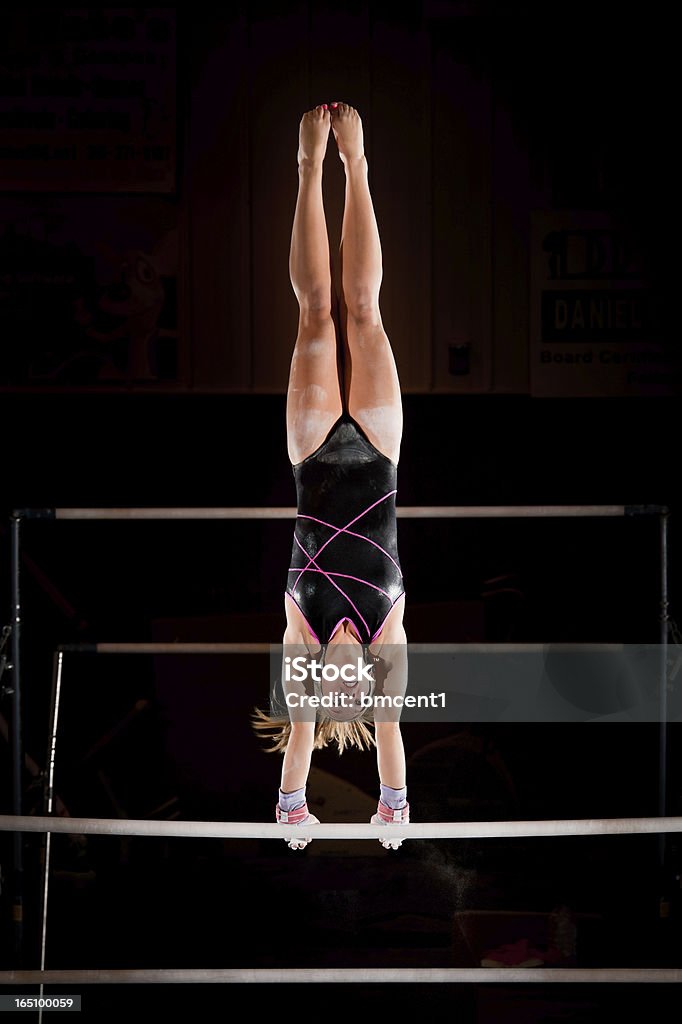 Femmina ginnasta In verticale su fondo irregolare con bar - Foto stock royalty-free di Abilità
