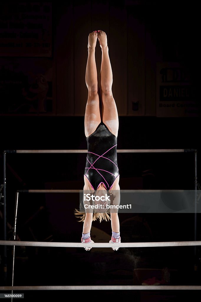 여성 Gymnast In 물구나무서기 (Top On 고르지 않은 바 - 로열티 프리 가냘픈 스톡 사진