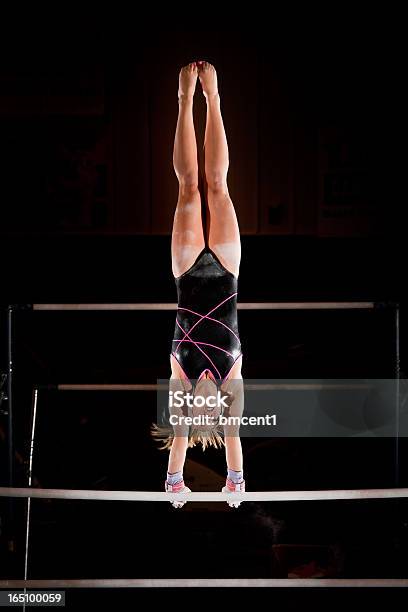 여성 Gymnast In 물구나무서기 Top On 고르지 않은 바 가냘픈에 대한 스톡 사진 및 기타 이미지 - 가냘픈, 거꾸로, 건강한 생활방식