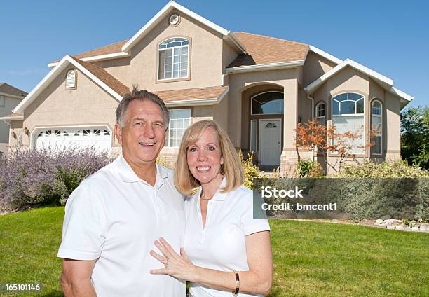 Pareja Madura Feliz Frente A Niza American Home Foto de stock y más banco de imágenes de Casa - Casa, Delante de, Pareja mayor