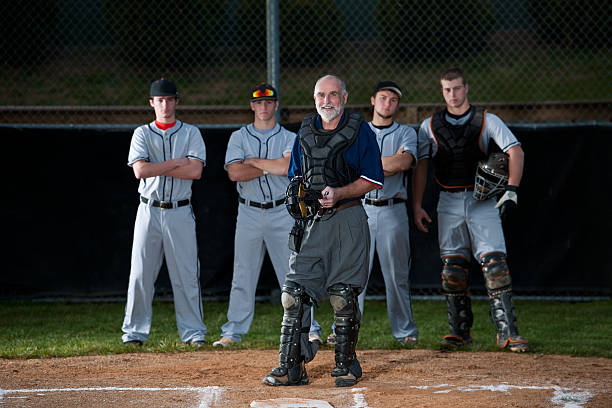 árbitro sonriente delante de jugadores de béisbol - baseball umpire baseball team safety fotografías e imágenes de stock