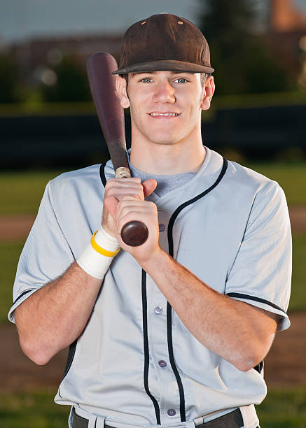 бейсболист портрет с летучей мышью - baseball player baseball holding bat стоковые фото и изображения