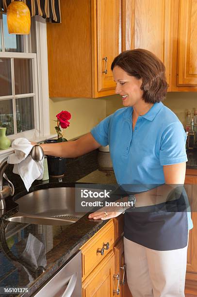 Женщины Уборку На Кухне Раковина — стоковые фотографии и другие картинки 30-34 года - 30-34 года, 30-39 лет, 40-49 лет