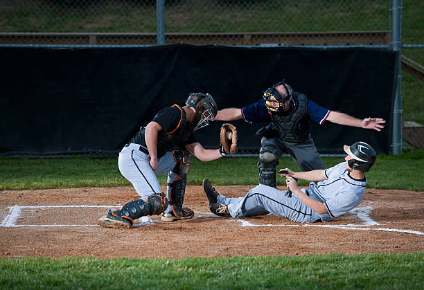 joueur de baseball de diapositives au home plate - baseball baseball player base sliding photos et images de collection