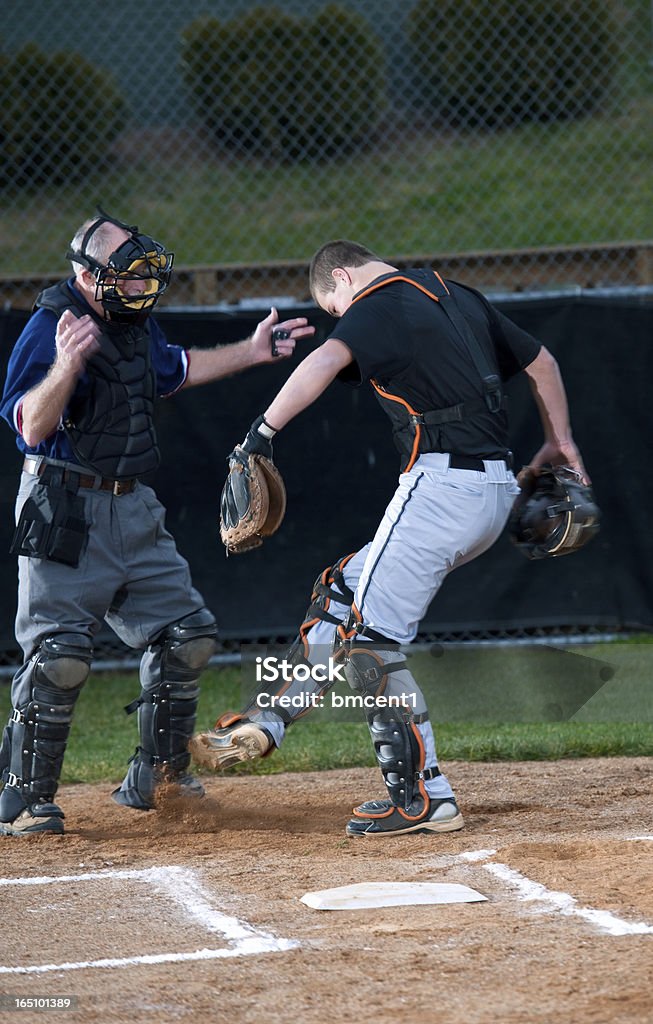 Baseballfänger treten Schmutz auf den Schiedsrichter im Argument - Lizenzfrei Baseball Stock-Foto