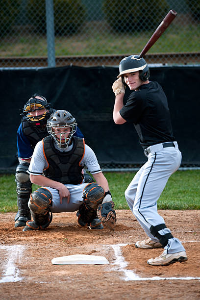 catcher de baseball appelant le terrain avec le geste de la main - baseball umpire baseball team safety photos et images de collection