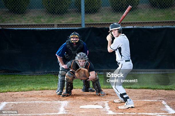 Photo libre de droit de Baseball Prêt À Frapper Le Ballon banque d'images et plus d'images libres de droit de Baseball - Baseball, Receveur de baseball, Frapper avec une batte