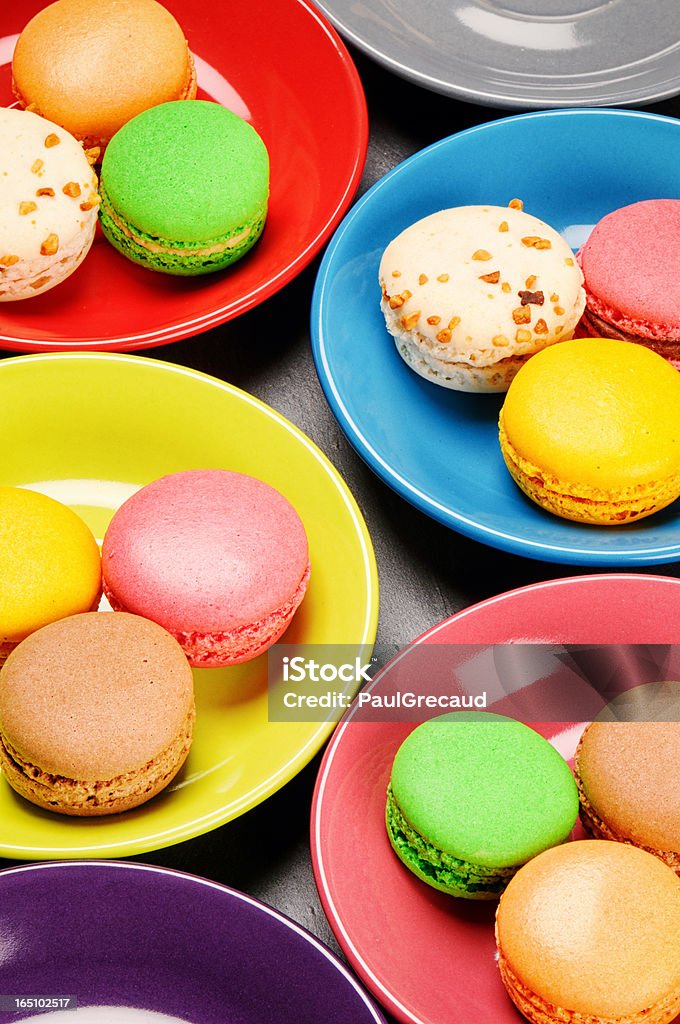 macaroons na colorida pratos franceses - Foto de stock de Amarelo royalty-free