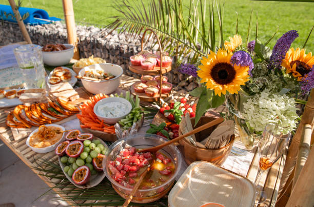 garden party buffet sur table pour la célébration dans le style bohème - multi colored picnic dinner lunch photos et images de collection