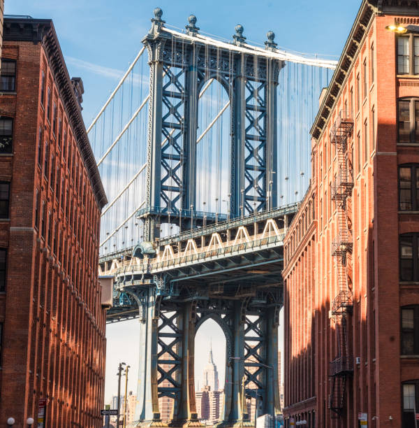 puente de manhattan de dumbo - brooklyn bridge new york city angle brooklyn fotografías e imágenes de stock