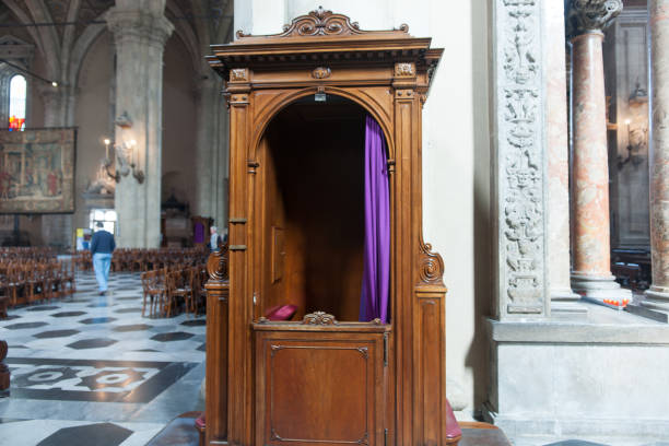 cabine confessionnelle en bois ouverte avec rideau violacé à l’intérieur church_ - confession booth curtain church nobody photos et images de collection