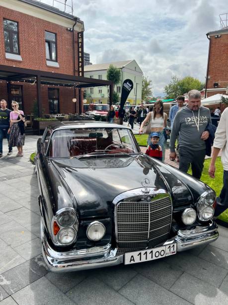 retro-autoausstellung, moskau, russland - classic sports car travel destinations status car stock-fotos und bilder