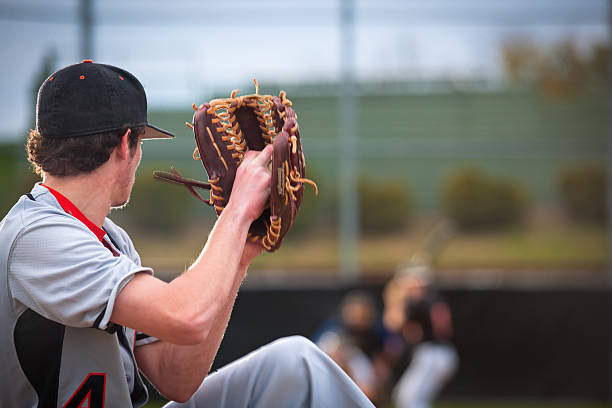 baseball series: pitching in bewegung, batsman, catcher und schiedsrichter unscharf gestellt - baseballmannschaft stock-fotos und bilder