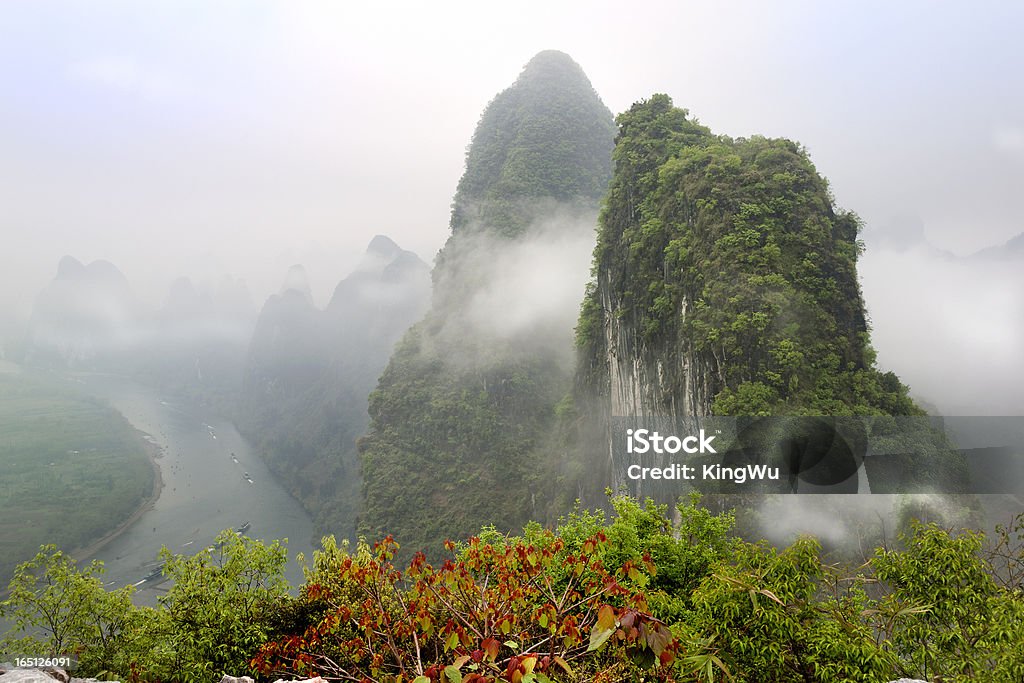 Morgen Nebel über dem Li River, China - Lizenzfrei Anhöhe Stock-Foto