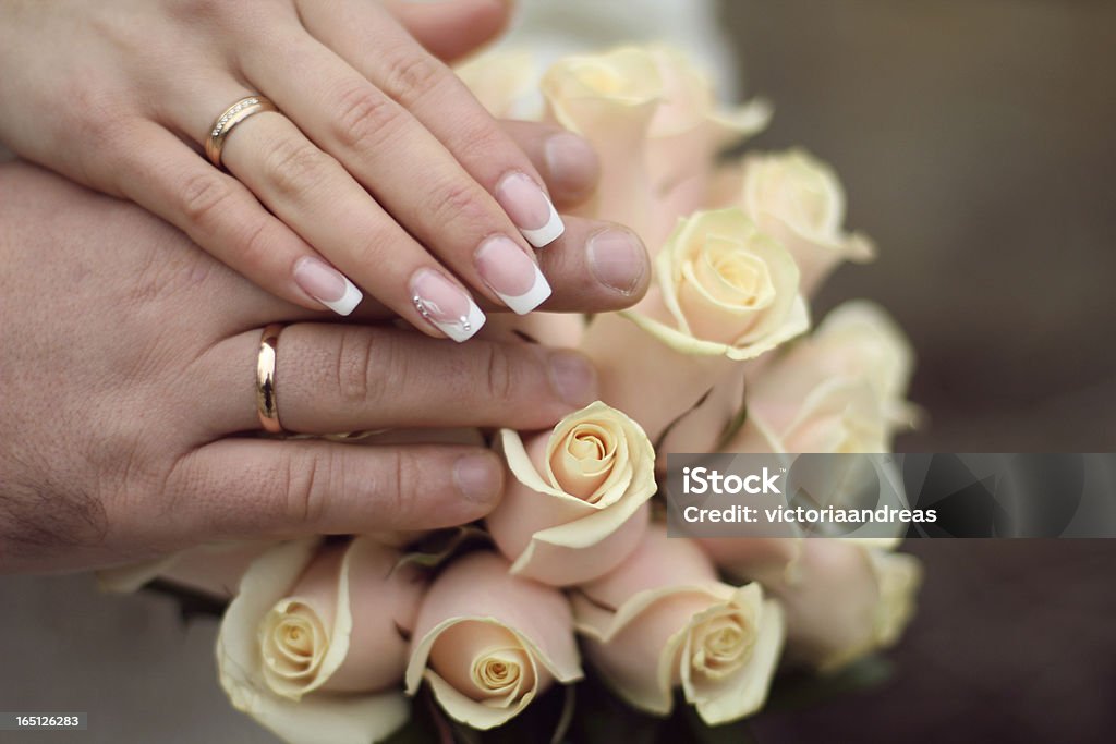 Fedi nuziali e Rose bouquet le mani a - Foto stock royalty-free di Adulto