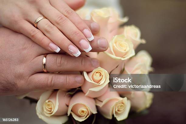 Fedi Nuziali E Rose Bouquet Le Mani A - Fotografie stock e altre immagini di Adulto - Adulto, Amore, Bouquet