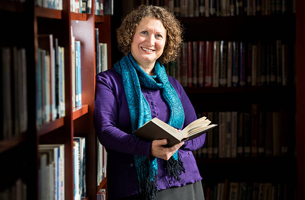 bibliotekarz - standing mature women professor light zdjęcia i obrazy z banku zdjęć