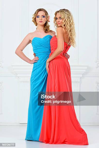 Foto de Duas Belas Mulheres Em Vestidos De Noite e mais fotos de stock de Adulto - Adulto, Azul, Azul Turquesa