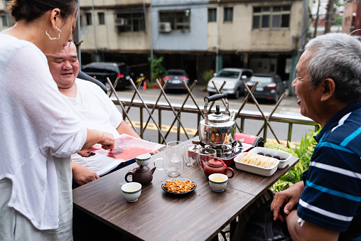 The daily life of individuals who use wheelchairs and their friends is filled with interaction, support, and the creation of wonderful moments together. Friends face challenges together in selfless companionship, share joys, and build deep emotional connections.