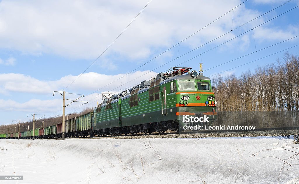 Güterzug zu bringen und von electric Lokomotive. Ukrainische Bahn - Lizenzfrei Bahngleis Stock-Foto