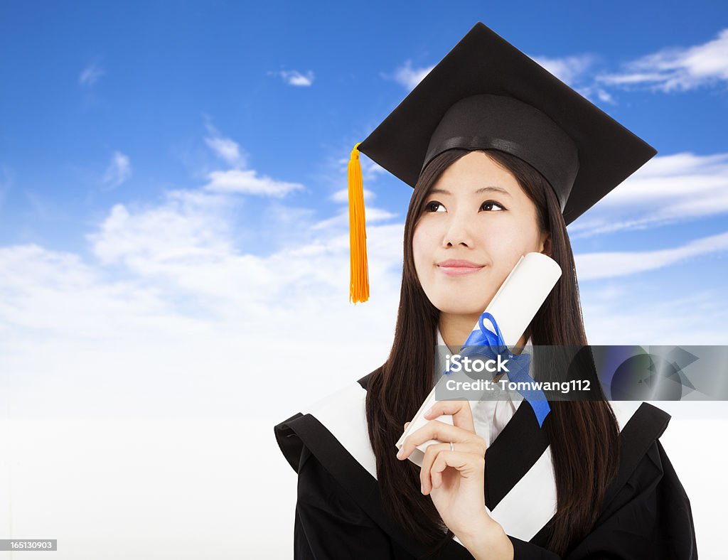 Graduate mujer agarrando grados - Foto de stock de Adulto libre de derechos