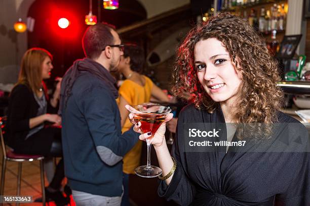 Photo libre de droit de Fille Avec Des Amis Dans Une Boîte De Nuit banque d'images et plus d'images libres de droit de Adulte - Adulte, Alcool, Femmes