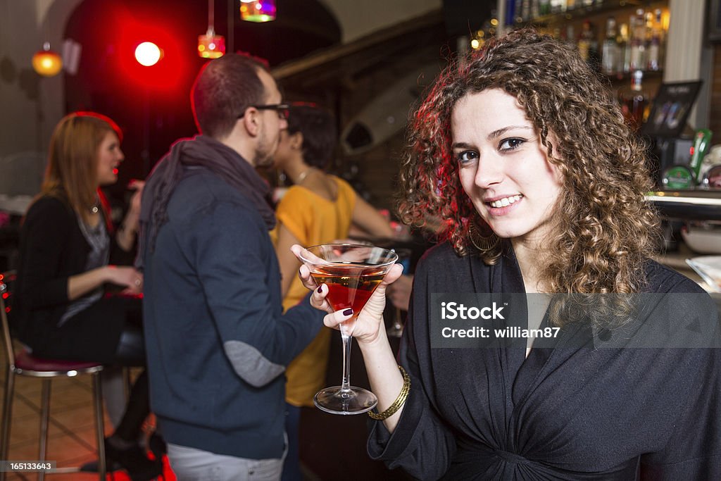 Menina com os amigos em um clube noturno - Foto de stock de Adulto royalty-free