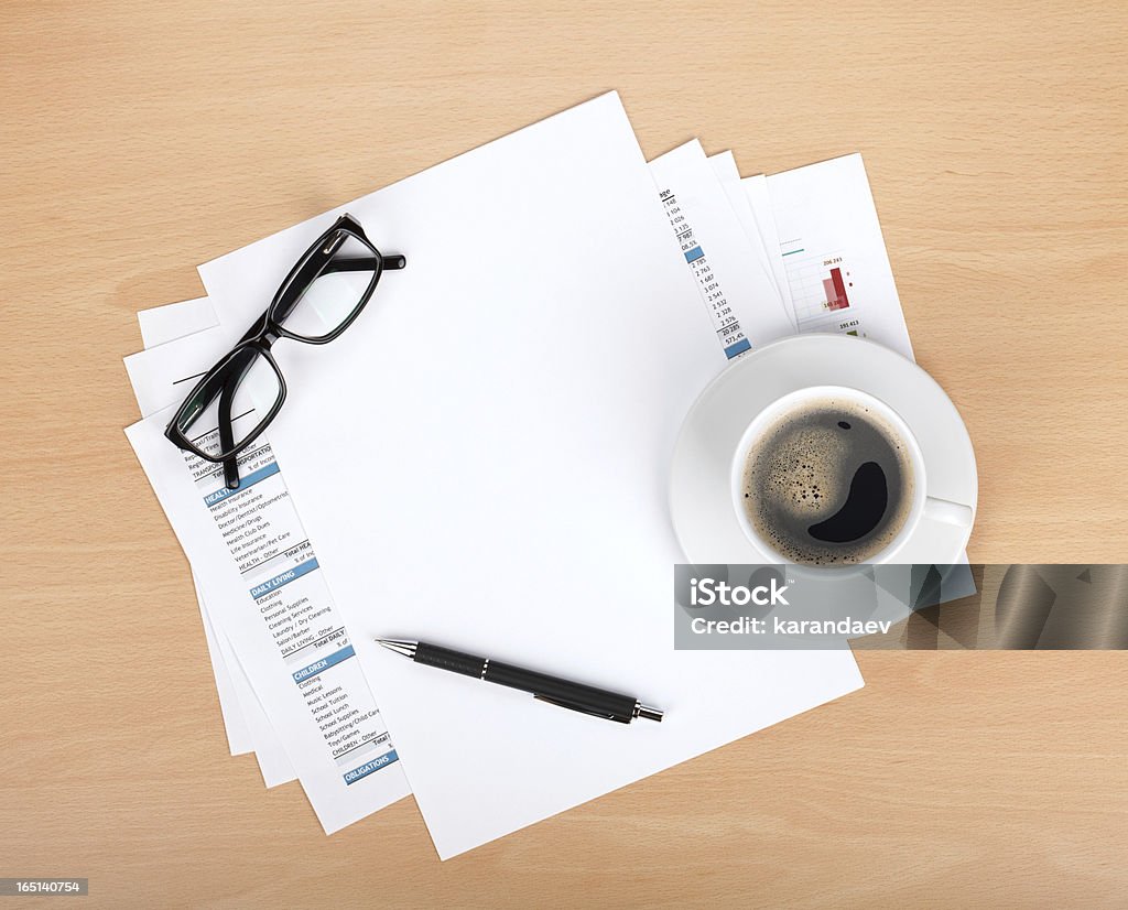 Carta bianca con penna, occhiali e tazza di caffè - Foto stock royalty-free di Affari