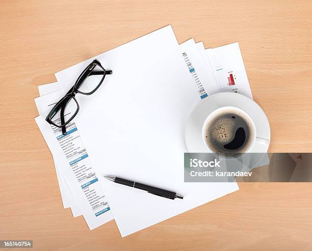 Carta Bianca Con Penna Occhiali E Tazza Di Caffè - Fotografie stock e altre immagini di Affari - Affari, Bianco, Bibita