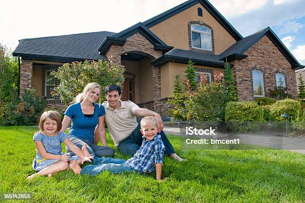 Lächeln Familie Auf Der Wiese Des Hauses Stockfoto und mehr Bilder von Familie - Familie, Wohnhaus, Vor