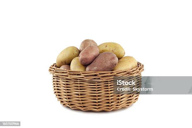 Papas En La Cesta Foto de stock y más banco de imágenes de Alimento - Alimento, Amarillo - Color, Cesta